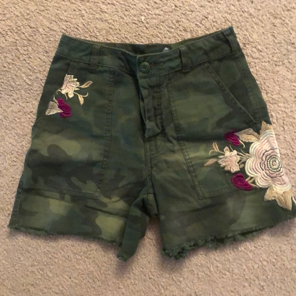 Free People Green Embroidered Shorts. Size 0.